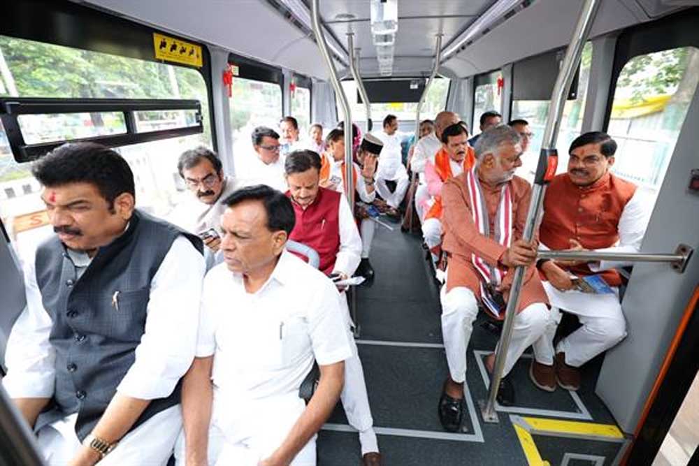 मुख्यमंत्री डॉ. यादव, मंत्रीगण सहित ई-बस से पहुंचे जगदीशपुर मुख्यमंत्री डॉ. यादव, मंत्रीगण सहित ई-बस से पहुंचे जगदीशपुर