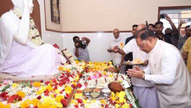 गुरु पूर्णिमा पर मुख्यमंत्री ने अघोर गुरु पीठ बनोरा में किए गुरु दर्शन, बाबा प्रियदर्शी राम से लिया आशीर्वाद