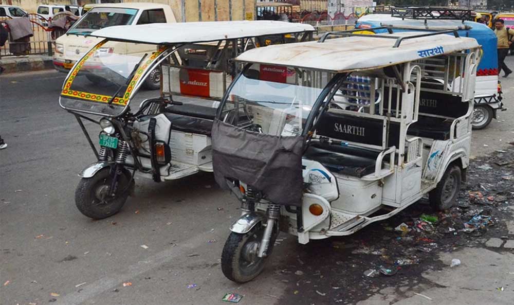 ई-रिक्शा चालकों के सामने नई मुसीबत, ‘चाइनीज ऐप’ से हैक हो रहे वाहन ई-रिक्शा चालकों के सामने नई मुसीबत, ‘चाइनीज ऐप’ से हैक हो रहे वाहन