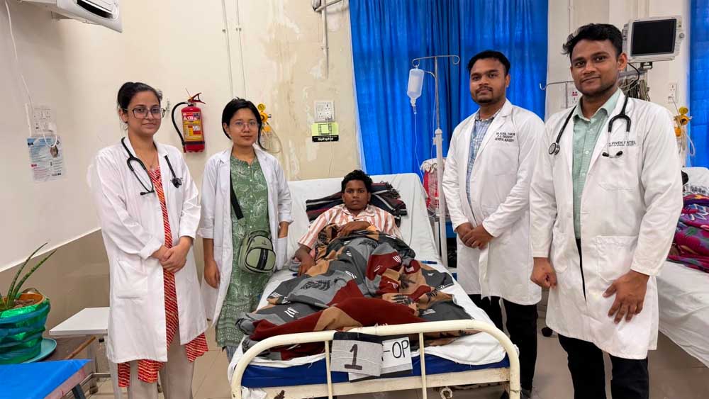सिम्स बिलासपुर के चिकित्सकों की तत्परता से चाकू लगने से गंभीर घायल 15 वर्षीय किशोर को मिला नया जीवन’ सिम्स बिलासपुर के चिकित्सकों की तत्परता से चाकू लगने से गंभीर घायल 15 वर्षीय किशोर को मिला नया जीवन’