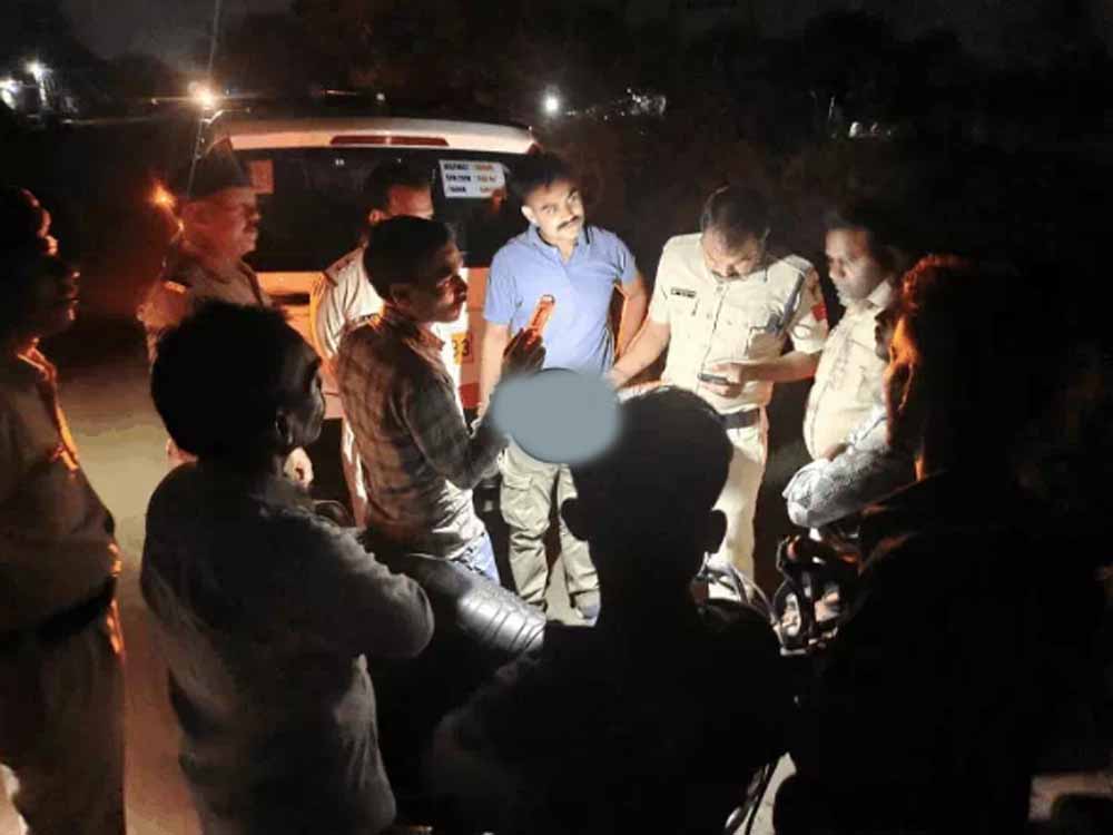 रायसेन में हार्डवेयर व्यापारी पर तलवारों से जानलेवा हमला, हाथ काटा; भोपाल ले जाते समय मौत रायसेन में हार्डवेयर व्यापारी पर तलवारों से जानलेवा हमला, हाथ काटा; भोपाल ले जाते समय मौत