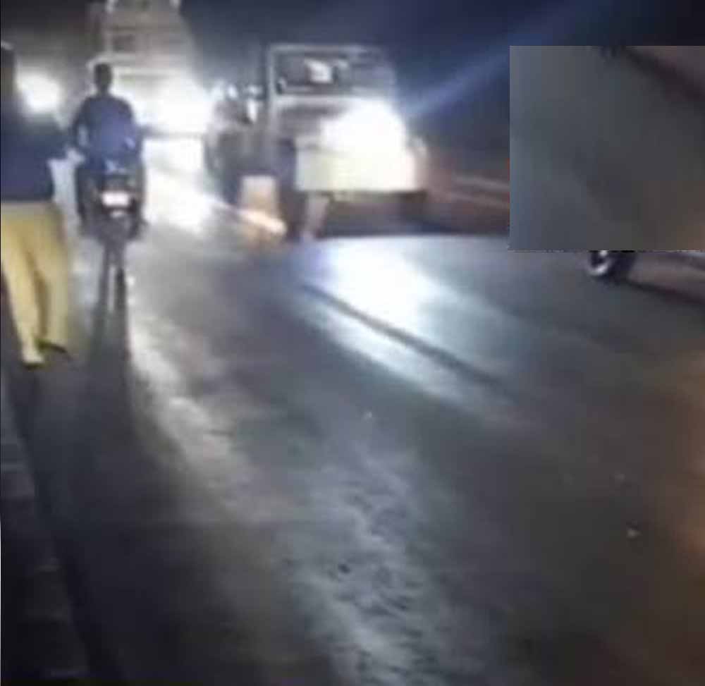 राजगढ़ में दर्दनाक हादसा, ट्रक ने टोल प्लाजा के पास 17 मवेशियों को रौंदा; बैरिकेड्स लगाकर चालक पकड़ा राजगढ़ में दर्दनाक हादसा, ट्रक ने टोल प्लाजा के पास 17 मवेशियों को रौंदा; बैरिकेड्स लगाकर चालक पकड़ा
