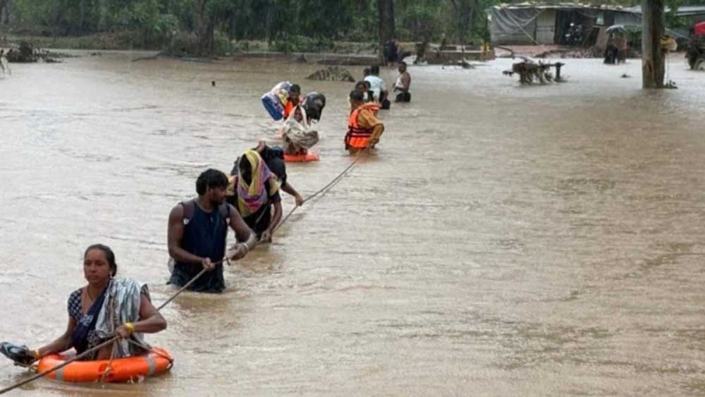महासमुंद में उफनते नाले में फंसे 14 मजदूरों का सेना ने किया सफल रेस्क्यू महासमुंद में उफनते नाले में फंसे 14 मजदूरों का सेना ने किया सफल रेस्क्यू