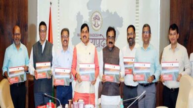 मुख्यमंत्री डॉ. यादव ने कॉफी टेबल बुक “एमपीआरडीसी : कनेक्टिंग पीपुल थ्रू क्वालिटी इंफ्रास्ट्रक्चर” का किया विमोचन