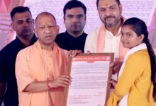 मुख्यमंत्री ने दो महिलाओं को आंगनबाड़ी सहायिका पद के लिए दिए नियुक्ति पत्र