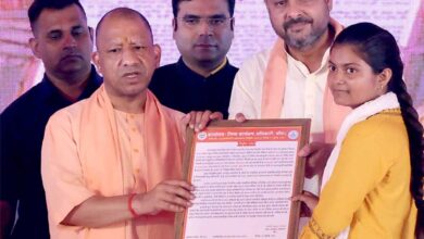 मुख्यमंत्री ने दो महिलाओं को आंगनबाड़ी सहायिका पद के लिए दिए नियुक्ति पत्र