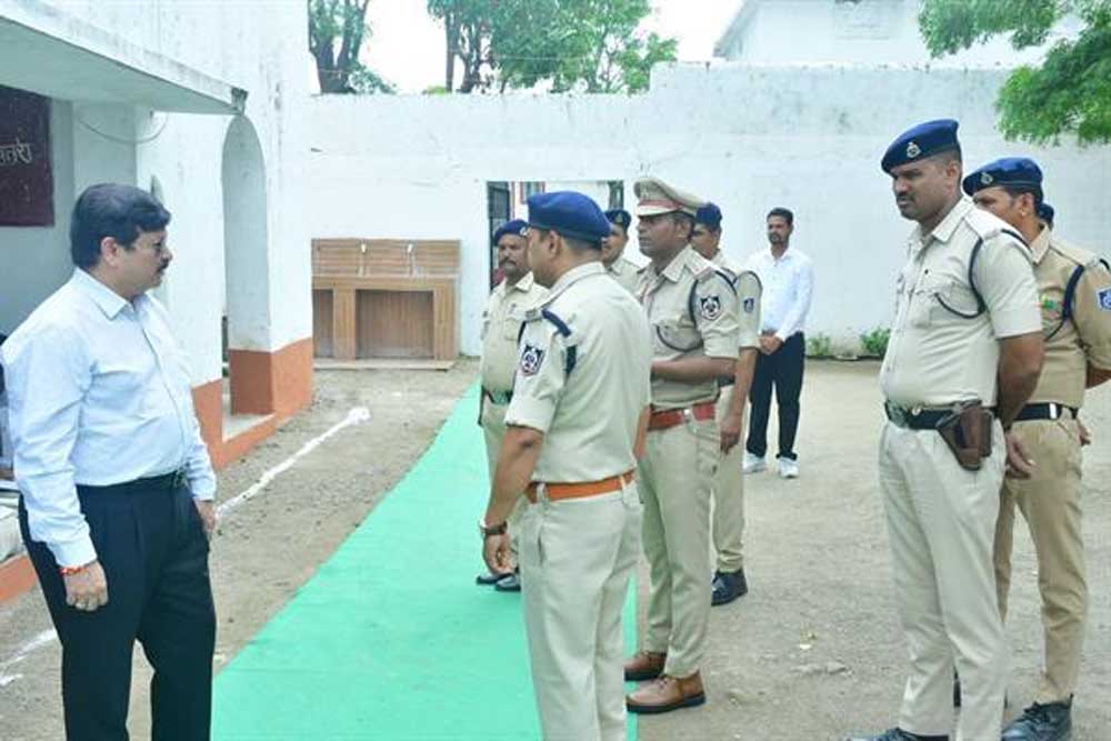 जेलों की सुरक्षा एवं व्यवस्थाओं के सुदृढ़ीकरण के लिए महानिदेशक डॉ. कपूर ने किया जेल का आकस्मिक निरीक्षण जेलों की सुरक्षा एवं व्यवस्थाओं के सुदृढ़ीकरण के लिए महानिदेशक डॉ. कपूर ने किया जेल का आकस्मिक निरीक्षण