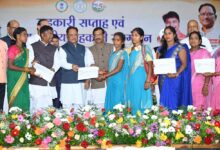 मुख्यमंत्री  विष्णुदेव साय ने जशपुर के वन धन विकास केंद्र पंचक्की की महिला स्व-सहायता समूह को किया सम्मानित