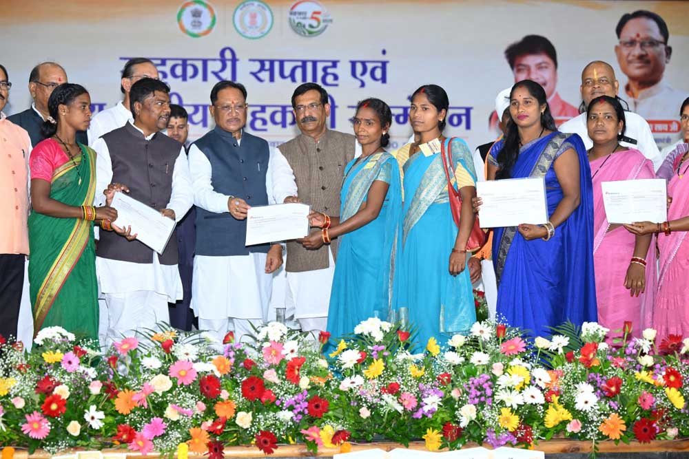 मुख्यमंत्री  विष्णुदेव साय ने जशपुर के वन धन विकास केंद्र पंचक्की की महिला स्व-सहायता समूह को किया सम्मानित