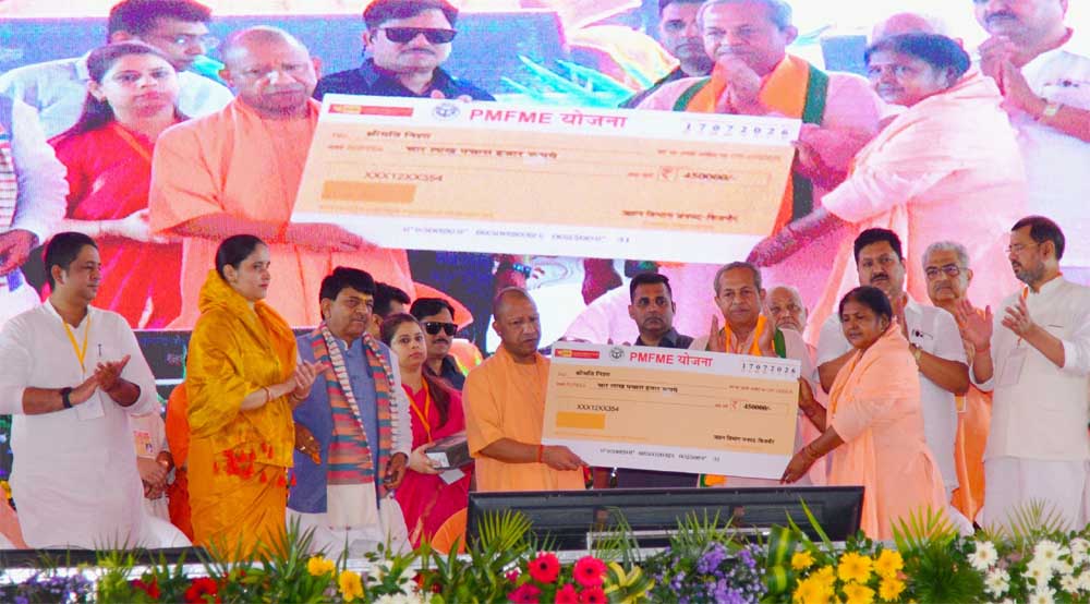 मुख्यमंत्री ने विभिन्न योजनाओं के लाभार्थियों को किया सम्मानित मुख्यमंत्री ने विभिन्न योजनाओं के लाभार्थियों को किया सम्मानित