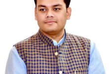 स्कूल बंद करने के आरोप पर अखिलेश को संदीप सिंह का जवाब, ‘PDA नहीं, Propaganda Delivery by Akhilesh’