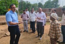 ग्राम चदैनिया में हितग्राहियों से किया संवाद, समय-सीमा में गुणवत्तापूर्ण आवास निर्माण के दिए निर्देश