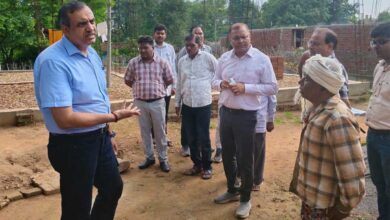 ग्राम चदैनिया में हितग्राहियों से किया संवाद, समय-सीमा में गुणवत्तापूर्ण आवास निर्माण के दिए निर्देश