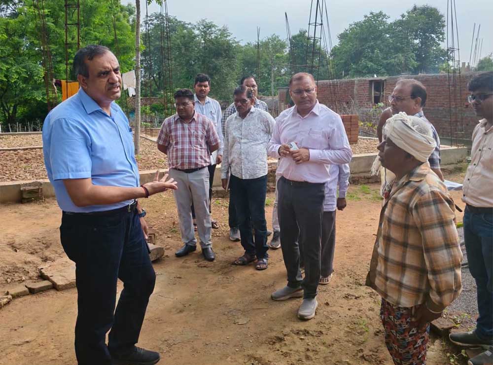 ग्राम चदैनिया में हितग्राहियों से किया संवाद, समय-सीमा में गुणवत्तापूर्ण आवास निर्माण के दिए निर्देश ग्राम चदैनिया में हितग्राहियों से किया संवाद, समय-सीमा में गुणवत्तापूर्ण आवास निर्माण के दिए निर्देश