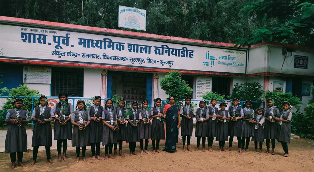 एक पेड़ माँ के नाम अभियान के तहत विद्यार्थियों ने दिया पर्यावरण संरक्षण का संदेश एक पेड़ माँ के नाम अभियान के तहत विद्यार्थियों ने दिया पर्यावरण संरक्षण का संदेश