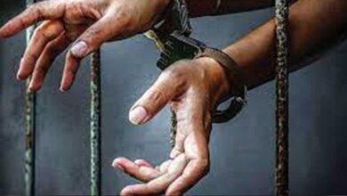 दिवंगत आरक्षक के परिवार से 19 लाख की वसूली का आरोप, थाना प्रभारी गिरफ्तार, अधिवक्ता फरार दिवंगत आरक्षक के परिवार से 19 लाख की वसूली का आरोप, थाना प्रभारी गिरफ्तार, अधिवक्ता फरार