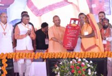 मुख्यमंत्री योगी ने मैनपुरी में लाभार्थियों को वितरित किए चेक, स्वीकृति पत्र व टूलकिट