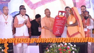 मुख्यमंत्री योगी ने मैनपुरी में लाभार्थियों को वितरित किए चेक, स्वीकृति पत्र व टूलकिट