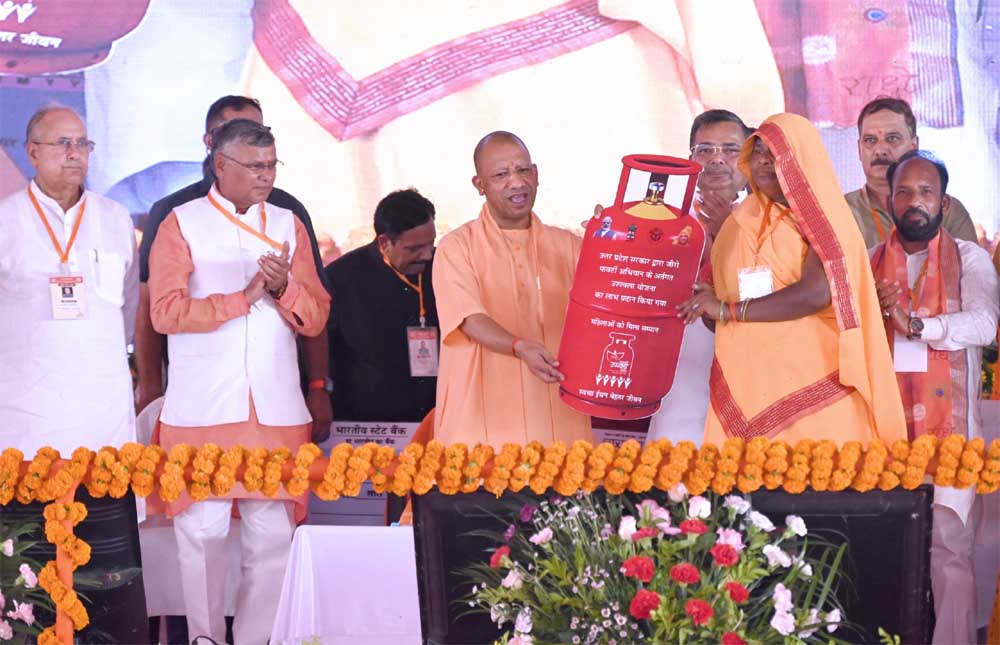 मुख्यमंत्री योगी ने मैनपुरी में लाभार्थियों को वितरित किए चेक, स्वीकृति पत्र व टूलकिट मुख्यमंत्री योगी ने मैनपुरी में लाभार्थियों को वितरित किए चेक, स्वीकृति पत्र व टूलकिट