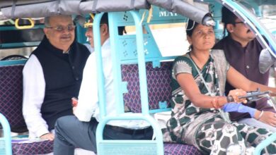 महिलाएं हो रही हैं सशक्त एवं सक्षम ई-रिक्शा में बैठकर स्पीकर हाउस के लिए रवाना हुए विधानसभा अध्यक्ष डॉ. रमन सिंह