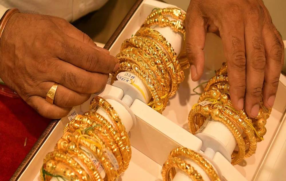 Gold Price Crash: रिकॉर्ड हाई से ₹37,000 टूटा सोना, क्या खरीदारी का यही है सबसे अच्छा मौका?