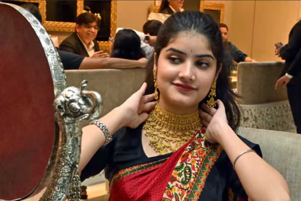 Silver Price Fall: चांदी में फिर बड़ी गिरावट, कितना और टूटेगा भाव? जानें आज 10 ग्राम 24 कैरेट सोने की कीमत
