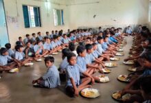 भैरमगढ़ में सामाजिक सहभागिता की अनूठी पहल, पीएम पोषण योजना के तहत बच्चों को मिला पौष्टिक और स्वादिष्ट भोजन