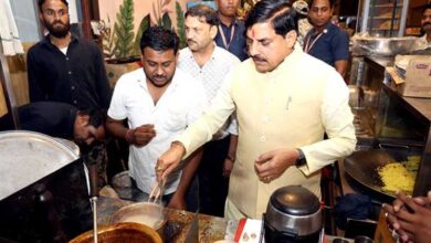 मुख्यमंत्री डॉ. यादव ने सड़क यात्रा के दौरान नागरिकों से किया संवाद