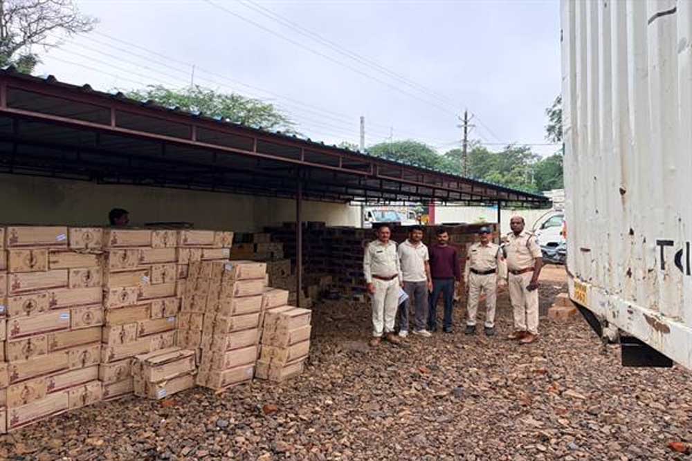 मादक पदार्थों एवं अवैध नशे के कारोबार के विरुद्ध मध्यप्रदेश पुलिस की सख्त कार्रवाई मादक पदार्थों एवं अवैध नशे के कारोबार के विरुद्ध मध्यप्रदेश पुलिस की सख्त कार्रवाई