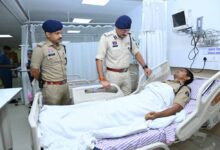 पुलिस कमिश्नर संजीव शुक्ला ने अस्पताल पहुंचकर घायल पुलिस जवानों का जाना हाल पुलिस कमिश्नर संजीव शुक्ला ने अस्पताल पहुंचकर घायल पुलिस जवानों का जाना हाल