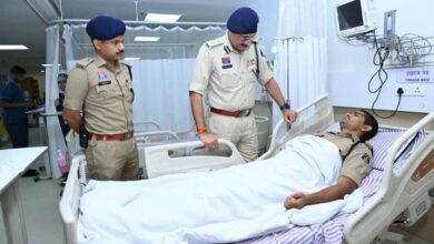 पुलिस कमिश्नर संजीव शुक्ला ने अस्पताल पहुंचकर घायल पुलिस जवानों का जाना हाल