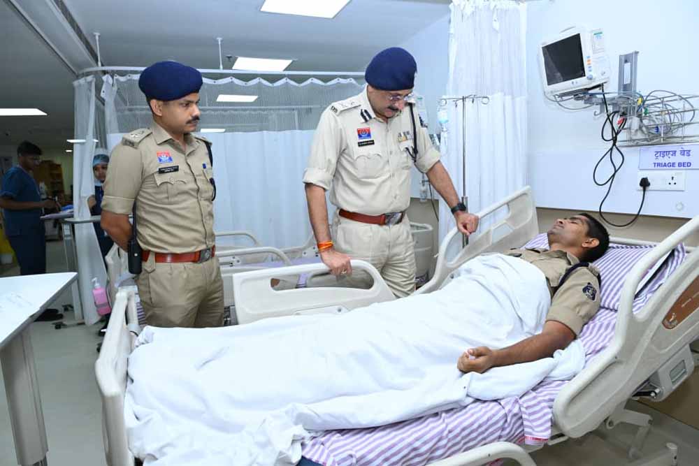 पुलिस कमिश्नर संजीव शुक्ला ने अस्पताल पहुंचकर घायल पुलिस जवानों का जाना हाल पुलिस कमिश्नर संजीव शुक्ला ने अस्पताल पहुंचकर घायल पुलिस जवानों का जाना हाल