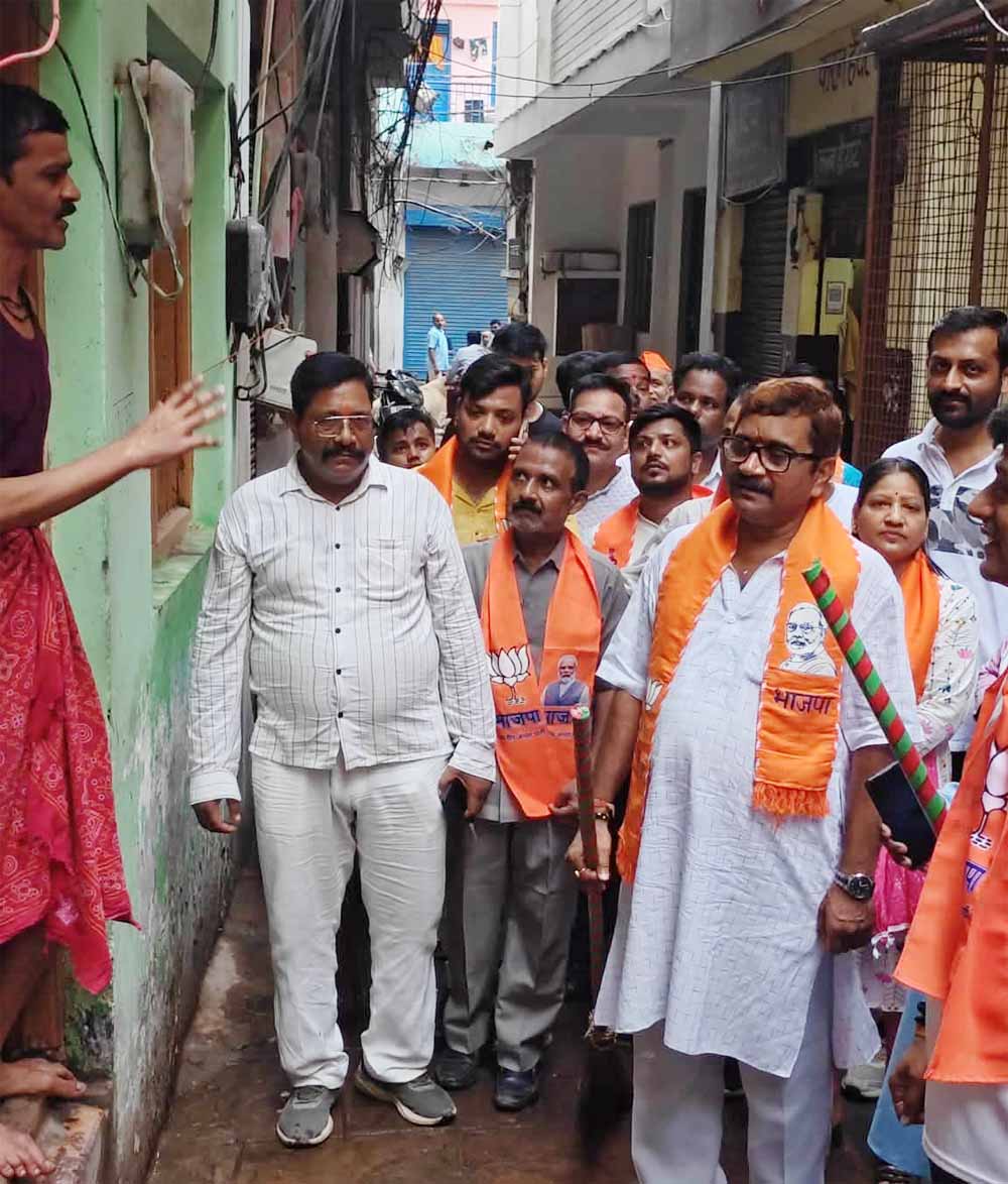 76 दिवसीय वार्ड प्रवास में जनता के बीच पहुंच रहे विधायक डॉ. नीलकंठ तिवारी, सुन रहे समस्याएं, करा रहे समाधान 76 दिवसीय वार्ड प्रवास में जनता के बीच पहुंच रहे विधायक डॉ. नीलकंठ तिवारी, सुन रहे समस्याएं, करा रहे समाधान