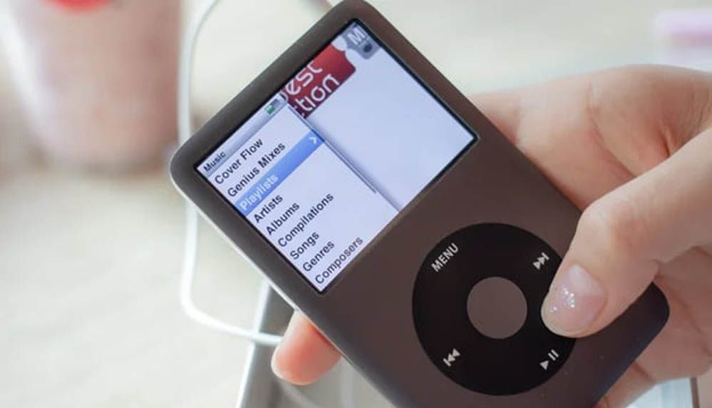 Gen Z को स्मार्टफोन नहीं, पुराने iPod का चढ़ा क्रेज! 2022 में बंद हुआ डिवाइस 2026 में फिर ट्रेंड में Gen Z को स्मार्टफोन नहीं, पुराने iPod का चढ़ा क्रेज! 2022 में बंद हुआ डिवाइस 2026 में फिर ट्रेंड में