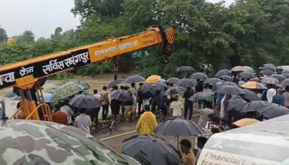 राजगढ़ में उफनते नाले में बही कार, 6 लोगों के शव मिले; 2 अब भी लापता, 3 को बचाया गया राजगढ़ में उफनते नाले में बही कार, 6 लोगों के शव मिले; 2 अब भी लापता, 3 को बचाया गया