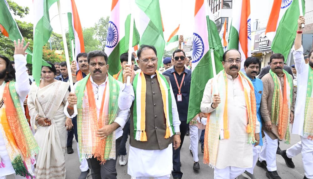 मुख्यमंत्री विष्णु देव साय ने हाथ में तिरंगा थामकर किया भव्य तिरंगा यात्रा का नेतृत्व मुख्यमंत्री विष्णु देव साय ने हाथ में तिरंगा थामकर किया भव्य तिरंगा यात्रा का नेतृत्व