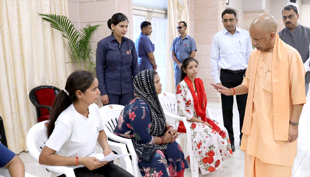 घबराइए मत, कराएंगे हर समस्या का समाधान: सीएम योगी घबराइए मत, कराएंगे हर समस्या का समाधान: सीएम योगी