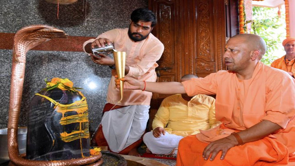 रुद्राभिषेक कर सीएम योगी ने की लोक मंगल की कामना रुद्राभिषेक कर सीएम योगी ने की लोक मंगल की कामना