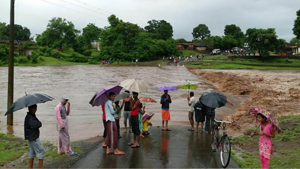 MP Weather: मानसून का रौद्र रूप, भोपाल समेत कई जिलों में जलभराव; नर्मदा-बेतवा उफान पर, आज भी अलर्ट MP Weather: मानसून का रौद्र रूप, भोपाल समेत कई जिलों में जलभराव; नर्मदा-बेतवा उफान पर, आज भी अलर्ट
