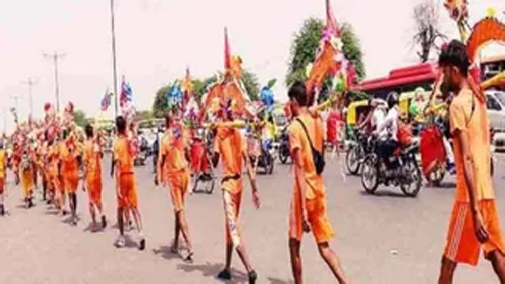 सावन में गूंजा बम-बम भोले, कांवड़ यात्रा से बाजारों में बढ़ी रौनक सावन में गूंजा बम-बम भोले, कांवड़ यात्रा से बाजारों में बढ़ी रौनक