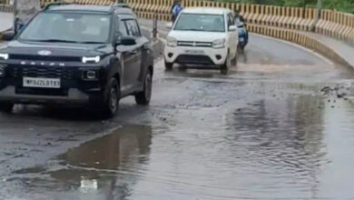 भोपाल में 3 दिन की बारिश ने खोली सड़कों की पोल! अटल पथ और लिंक रोड-2 खस्ताहाल, 527 लोगों का रेस्क्यू भोपाल में 3 दिन की बारिश ने खोली सड़कों की पोल! अटल पथ और लिंक रोड-2 खस्ताहाल, 527 लोगों का रेस्क्यू