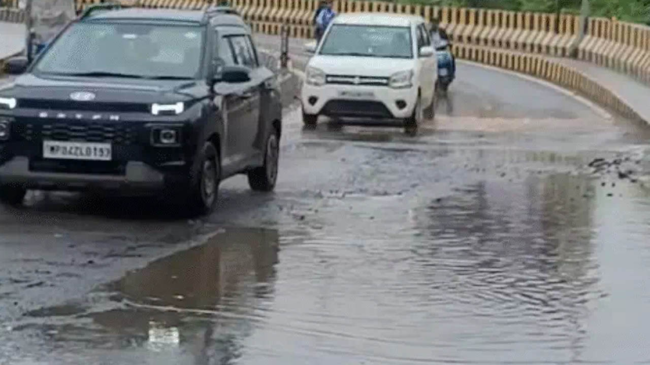 भोपाल में 3 दिन की बारिश ने खोली सड़कों की पोल! अटल पथ और लिंक रोड-2 खस्ताहाल, 527 लोगों का रेस्क्यू भोपाल में 3 दिन की बारिश ने खोली सड़कों की पोल! अटल पथ और लिंक रोड-2 खस्ताहाल, 527 लोगों का रेस्क्यू