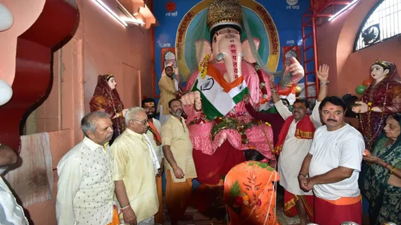 उज्जैन के बड़े गणेश मंदिर में अनोखा स्वाधीनता दिवस, सवा लाख दूर्वा-पुष्प और तिरंगे का हुआ पूजन उज्जैन के बड़े गणेश मंदिर में अनोखा स्वाधीनता दिवस, सवा लाख दूर्वा-पुष्प और तिरंगे का हुआ पूजन