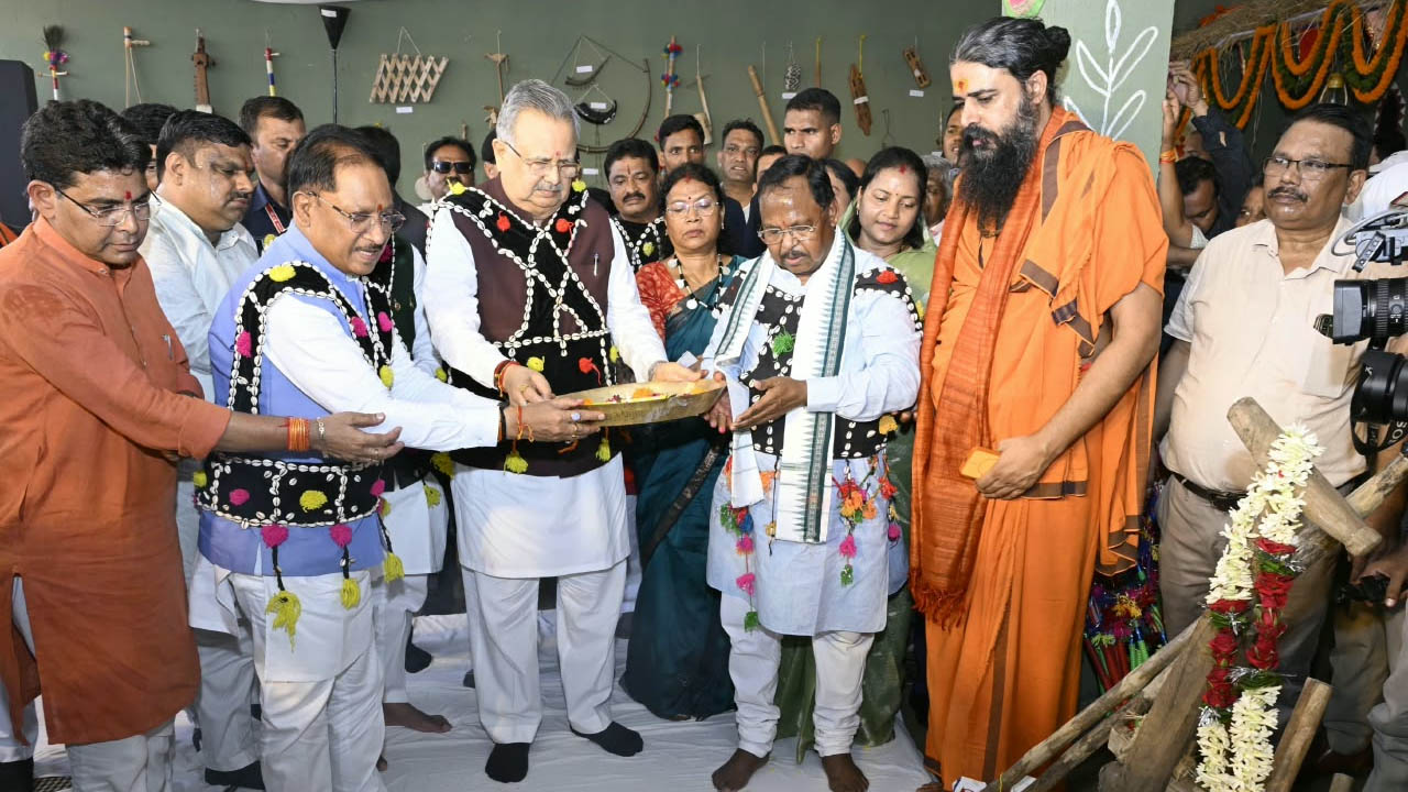 हरेली तिहार पर मुख्यमंत्री निवास में साकार हुई छत्तीसगढ़ की लोक संस्कृति, कृषि परंपरा और ग्रामीण जीवन की जीवंत झांकी हरेली तिहार पर मुख्यमंत्री निवास में साकार हुई छत्तीसगढ़ की लोक संस्कृति, कृषि परंपरा और ग्रामीण जीवन की जीवंत झांकी