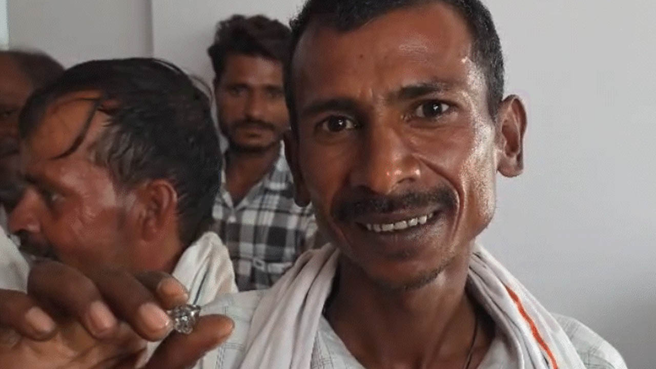 पन्ना की खदान में चमका 16.96 कैरेट का हीरा, बारिश के पानी में मिला ₹50 लाख का जेम क्वालिटी डायमंड पन्ना की खदान में चमका 16.96 कैरेट का हीरा, बारिश के पानी में मिला ₹50 लाख का जेम क्वालिटी डायमंड