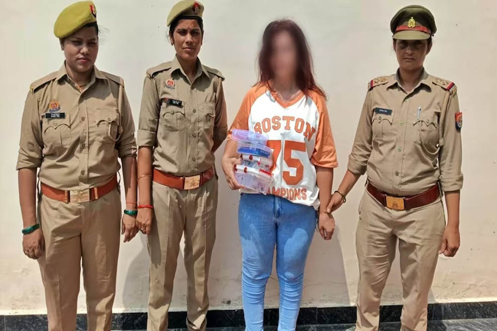उज्बेकिस्तान से लखनऊ तक सेक्स रैकेट का नेटवर्क? मास्टरमाइंड लोला क्यूमोवा से जुड़े खुलासों ने मचाया हड़कंप उज्बेकिस्तान से लखनऊ तक सेक्स रैकेट का नेटवर्क? मास्टरमाइंड लोला क्यूमोवा से जुड़े खुलासों ने मचाया हड़कंप