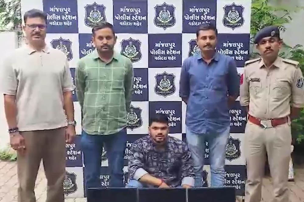 ‘कपड़े उतारो और पैसे कमाओ’! 10वीं पास युवक ने बनाया ऐप, फ्लैट में चल रहा था ऑनलाइन खेल ‘कपड़े उतारो और पैसे कमाओ’! 10वीं पास युवक ने बनाया ऐप, फ्लैट में चल रहा था ऑनलाइन खेल