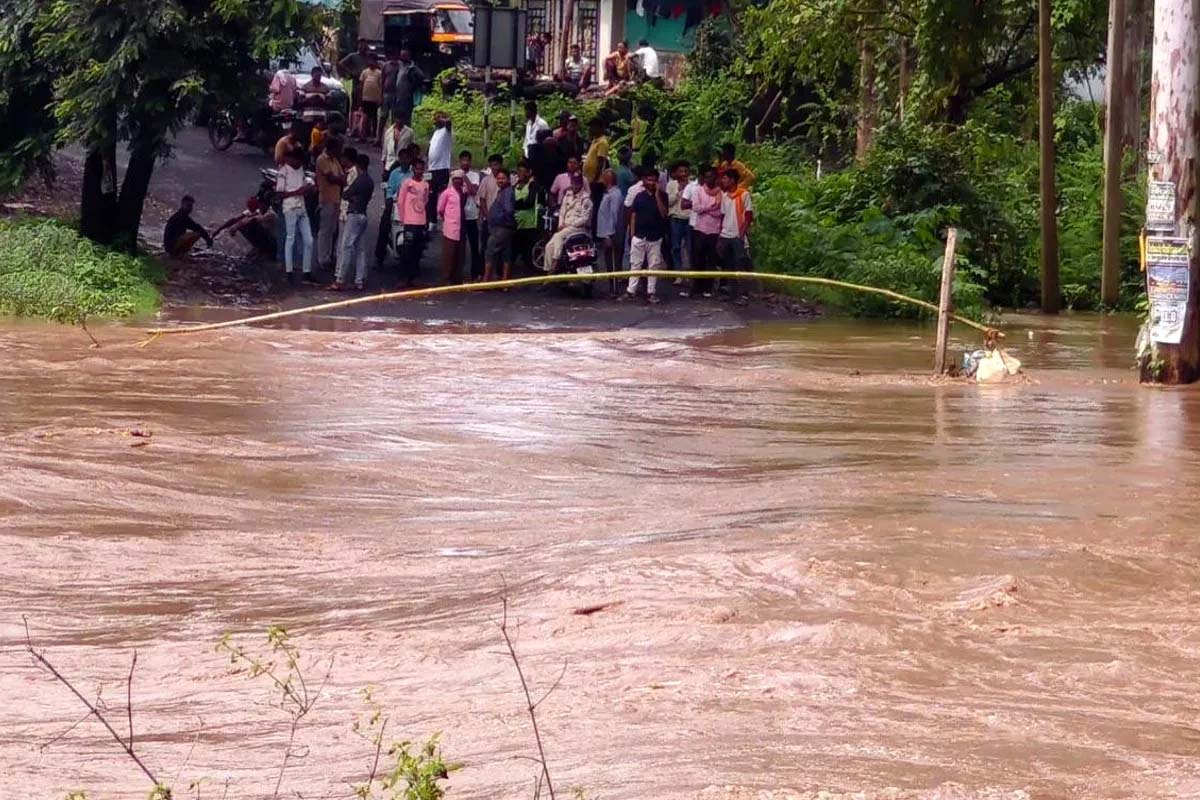 अनूपपुर में भारी बारिश से गिजरी नाला उफना, शहडोल-अमरकंटक मार्ग 12 घंटे से बंद अनूपपुर में भारी बारिश से गिजरी नाला उफना, शहडोल-अमरकंटक मार्ग 12 घंटे से बंद