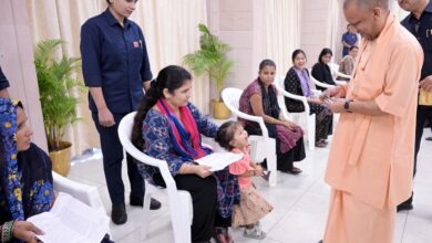 सीएम योगी और बच्ची के बीच संवाद से खिलखिला उठे हॉल में मौजूद लोग, सभी ने सीएम के वात्सल्य की प्रशंसा की सीएम योगी और बच्ची के बीच संवाद से खिलखिला उठे हॉल में मौजूद लोग, सभी ने सीएम के वात्सल्य की प्रशंसा की