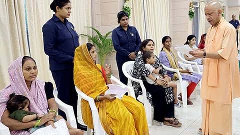 ‘कहां से आए हैं, क्या परेशानी है’ के अपनत्व भाव से सीएम योगी ने हर पीड़ित की पूछी समस्या